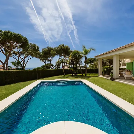 Mediterranean Villa, On One Floor, With Private Heated Pool, Large Garden And Terrace And Close To The Sea, In * La Cala De Mijas