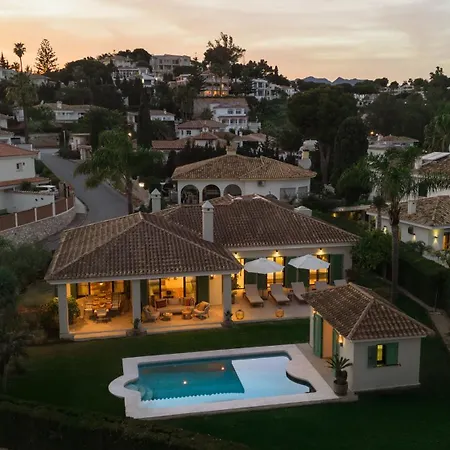 Mediterranean Villa, On One Floor, With Private Heated Pool, Large Garden And Terrace, With Barbecue, And Close To The Sea, In *